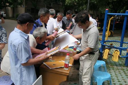 向热心群众分发档案画册和宣传资料 向热心群众分发档案画册和宣传资料