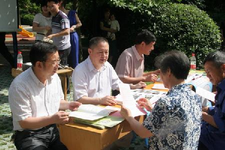 市档案局领导带头向群众宣传档案 市档案局领导带头向群众宣传档案