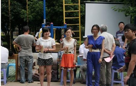 现场为群众表演快板节目《档案作用真不小》 现场为群众表演快板节目《档案作用真不小》