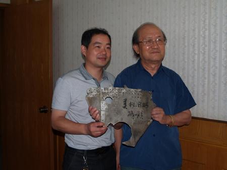 保存在江山市档案馆的美机B-25轰炸机残片，廖兆暄（右）