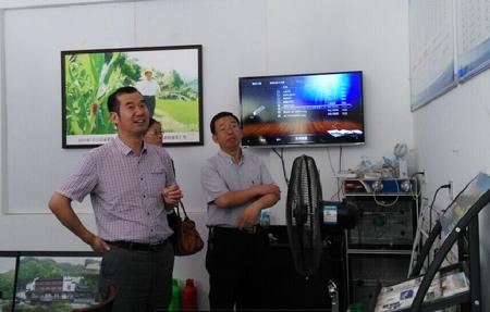 实地观摩龙门村&ldquo;五水共治&rdquo;和民情档案建设情况