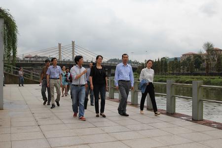 现场考察常山县南门溪整治成效