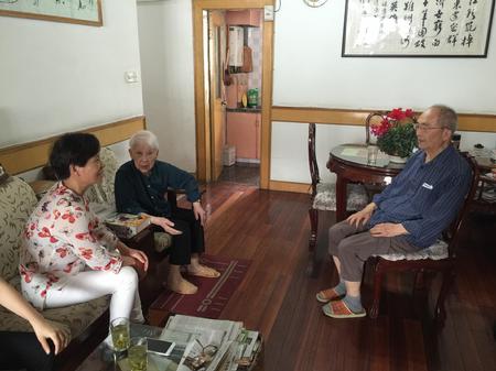 阿章、吴垲夫妇与衢州市档案局副调研员程军亲切交谈 (1) 阿章、吴垲夫妇与衢州市档案局副调研员程军亲切交谈 (1)