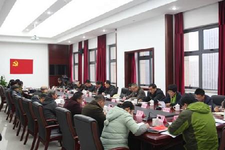 图为参会党员听取党支部书记祝雪平作工作报告 图为参会党员听取党支部书记祝雪平作工作报告