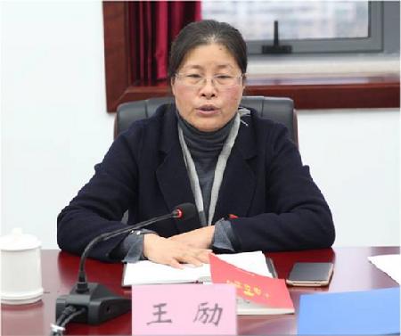 图为市档案局副局长王励正在作重要讲话 图为市档案局副局长王励正在作重要讲话